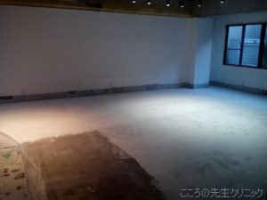 1階スタジオの床塗り(二日目)